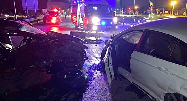 Isparta-Eğirdir kara yolunda otomobiller çarpıştı: 2 yaralı