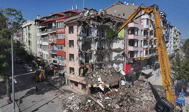 Isparta'da 53 yıllık Çarşı Polis Karakolu binası riskli yapı olduğu için yıkıldı