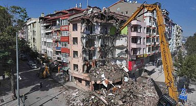 Isparta'da 53 yıllık Çarşı Polis Karakolu binası riskli yapı olduğu için yıkıldı