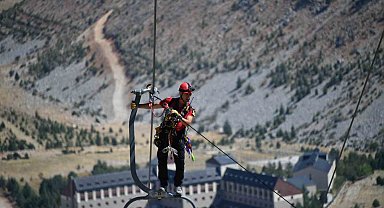 Isparta'da bin 850 rakımda teleferikte nefes kesen kurtarma tatbikatı