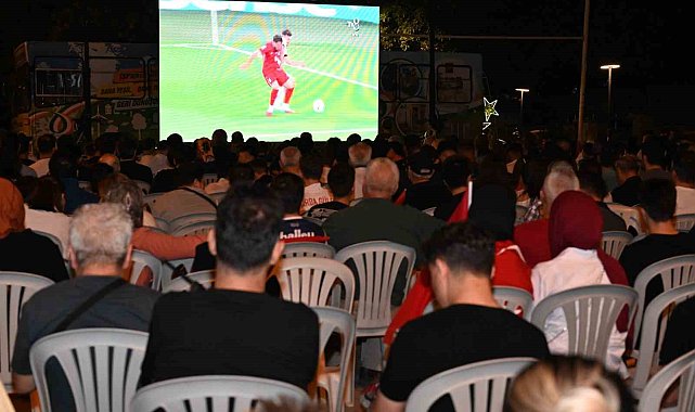 Isparta'da milli maç coşkusu meydanı doldurdu