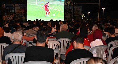 Isparta'da milli maç coşkusu meydanı doldurdu