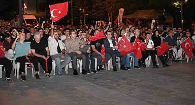 Isparta'da vatandaşlar A Milli Erkek Basketbol Takımı'nın zaferini dev ekrandan izlediler