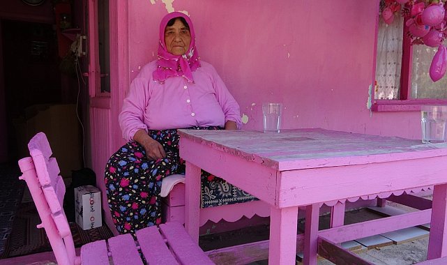 Isparta'nın pembe renk tutkusuyla bilinen 'Barbie Teyzesi' pembe evine mahkum kaldı