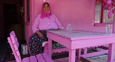 Isparta'nın pembe renk tutkusuyla bilinen 'Barbie Teyzesi' pembe evine mahkum kaldı