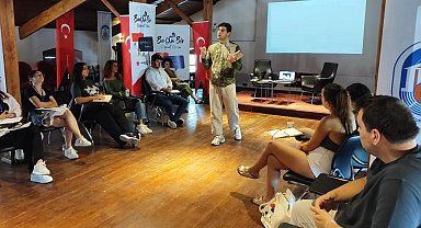 İsveç Milletvekili Castro, gençlerle Efes Selçuk'ta Buluştu