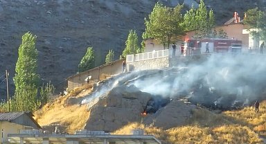 İtfaiye ekibinden anız yangınlarına müdahale