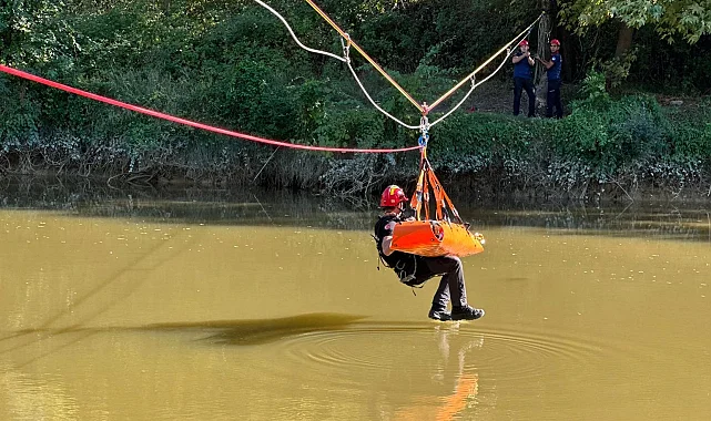 İtfaiyeciler Sakarya Nehri üzerinde nefes kesti