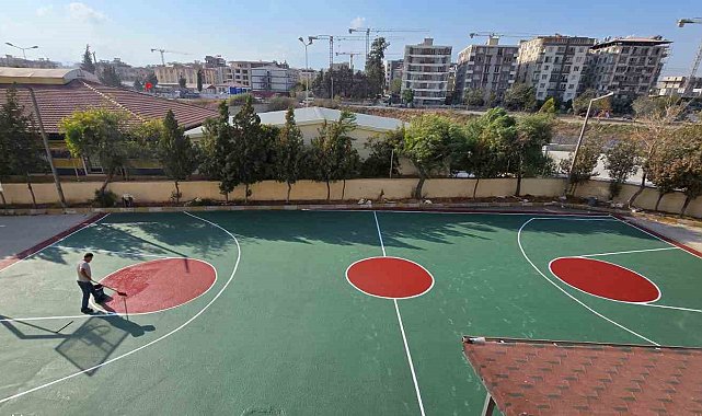 İZAKUT İzmir gönüllüleri Defne'de iki spor sahası yaptı