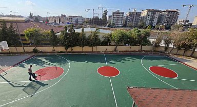 İZAKUT İzmir gönüllüleri Defne'de iki spor sahası yaptı