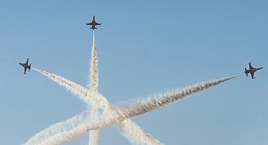 İzmir semalarında 'kurtuluş' coşkusu