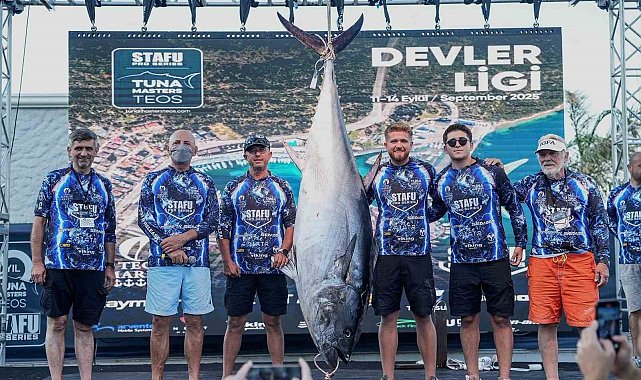 İzmir'de 2.5 saat mücadeleyle 185 kiloluk dev orkinos yakalandı