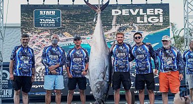 İzmir'de 2.5 saat mücadeleyle 185 kiloluk dev orkinos yakalandı