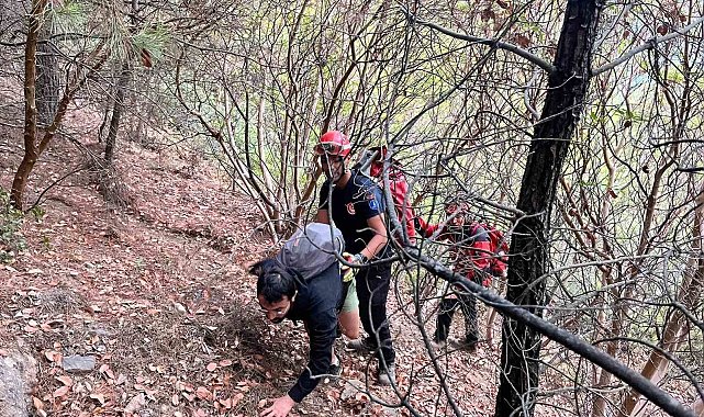 İzmir'de kayalıklarda mahsur kalan 3 genç kurtarıldı