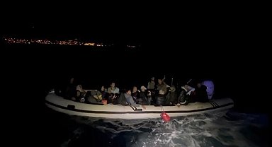 İzmir'de sürüklenen lastik bottaki 33 düzensiz göçmen kurtarıldı