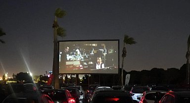 İzmir'de arabada film keyfi