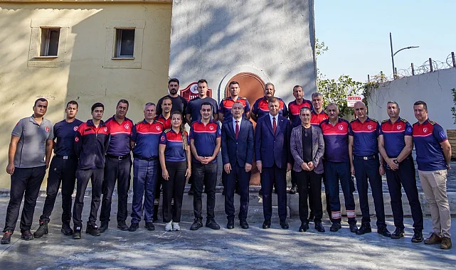 İzmir'de Başkan Tugay'dan itfaiye personeline ziyaret