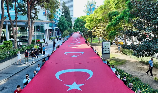 İzmir'de sessiz saygı: 350 metrelik Türk Bayrağıyla Zafer yürüyüşü