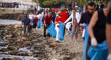 İzmirlilerden rekor için kıyı temizliği