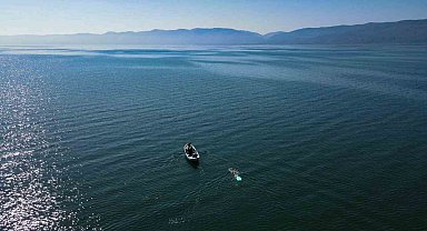 İznik Gölü'ndeki kuraklığa dikkat çekmek için gölü baştan başa yüzdü