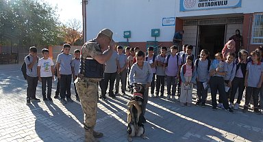 Jandarma ekiplerinden öğrencilere trafik eğitimi