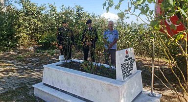 Jandarma şehit ailesini ve kabrini ziyaret etti