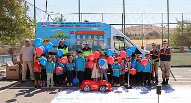 Jandarmadan 170 öğrenciye teorik ve pratik trafik eğitimi