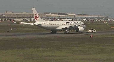 Japonya'da motoru arızalanan yolcu uçağı, tek motorla acil iniş yaptı