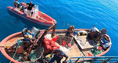 Kaçak avlanan 600 kilo midye tekrar denize bırakıldı