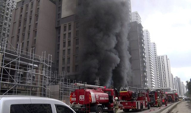 Kadıköy'de bir inşaatta çıkan yangının söndürme çalışmaları devam ediyor
