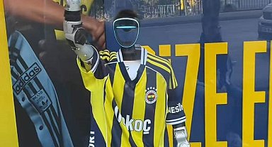 Kadıköy'de Fenerbahçe forması giyen robot ilgi odağı oldu