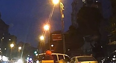 Kadıköy'de hafif ticari araç motosiklete çarptı: Kaza anı kamerada