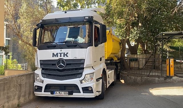 Kadıköy'de hafriyat kamyonu ara sokakta sıkıştı