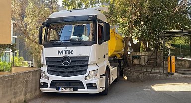 Kadıköy'de hafriyat kamyonu ara sokakta sıkıştı