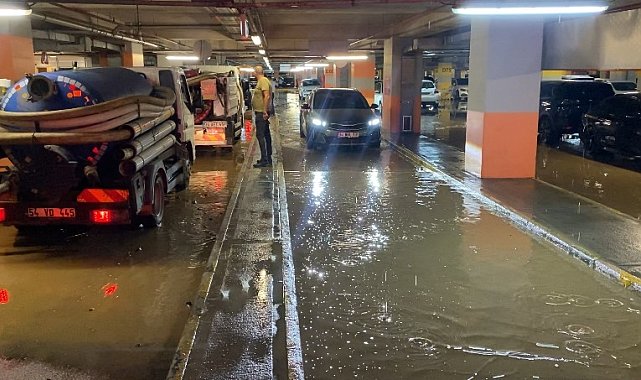Kadıköy'de su borusu patladı: AVM otoparkı göle döndü