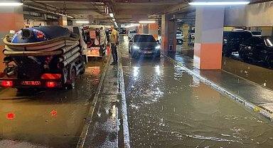 Kadıköy'de su borusu patladı: AVM otoparkı göle döndü