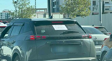 Kadın şoför aracına "Acemi sürücü" yazısı asarak önlem aldı