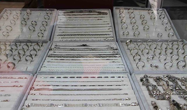 Kadınlar altını, erkekler gümüşü tercih ediyor