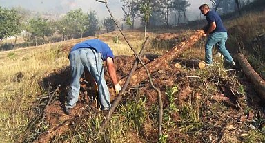 Kadınlar bidonlarla şu taşıyarak yangınlara müdahale etti