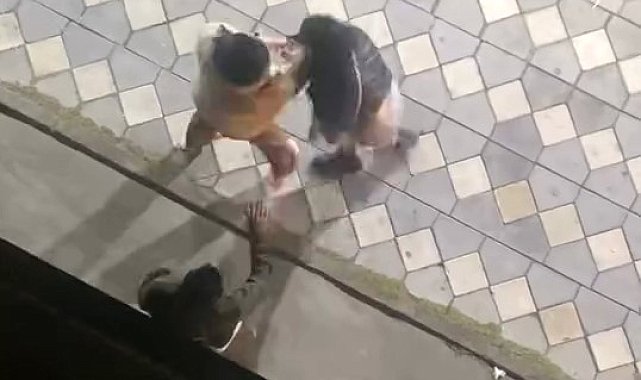 Kadınların saç başa birbirine girdiği kavgası kameraya yansıdı