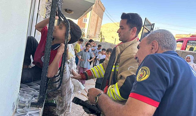 Kafası pencerenin demir korkuluğuna sıkışan çocuğu itfaiye ekipleri kurtardı