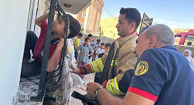 Kafası pencerenin demir korkuluğuna sıkışan çocuğu itfaiye ekipleri kurtardı