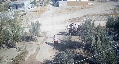 Kafası taşla ezilmek istenen baygın kocasını saldırganlara taş atarak kurtardı