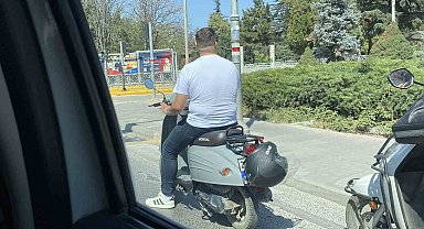 Kafasına takmadığı kaskla motosikletin plakasını kapattı