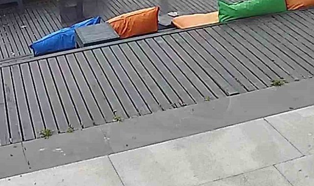 Kafenin eşyalarına zarar verdiler: O anlar güvenlik kamerasında