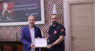 Kağıt toplayıcı çocuğa ayakkabılarını veren sağlık ekibine teşekkür
