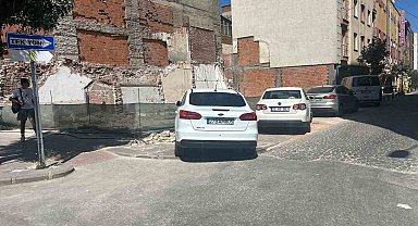 Kaldırım değil adeta park alanı