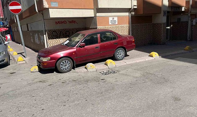 Kaldırıma park eden sürücüye apartman yöneticisinden notlu uyarı