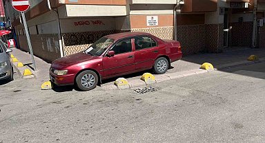 Kaldırıma park eden sürücüye apartman yöneticisinden notlu uyarı