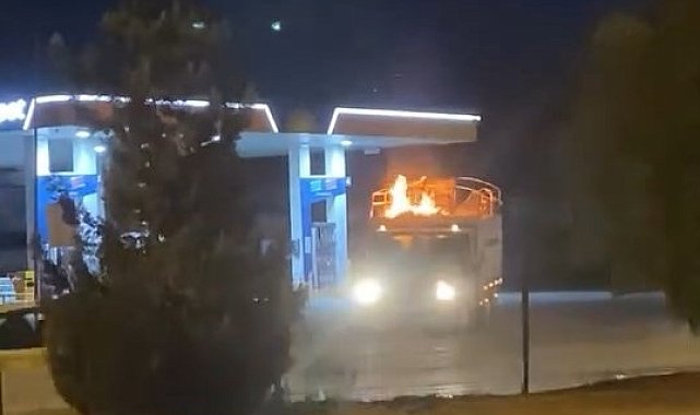 Kamyonet alevler arasında akaryakıt istasyonuna girdi